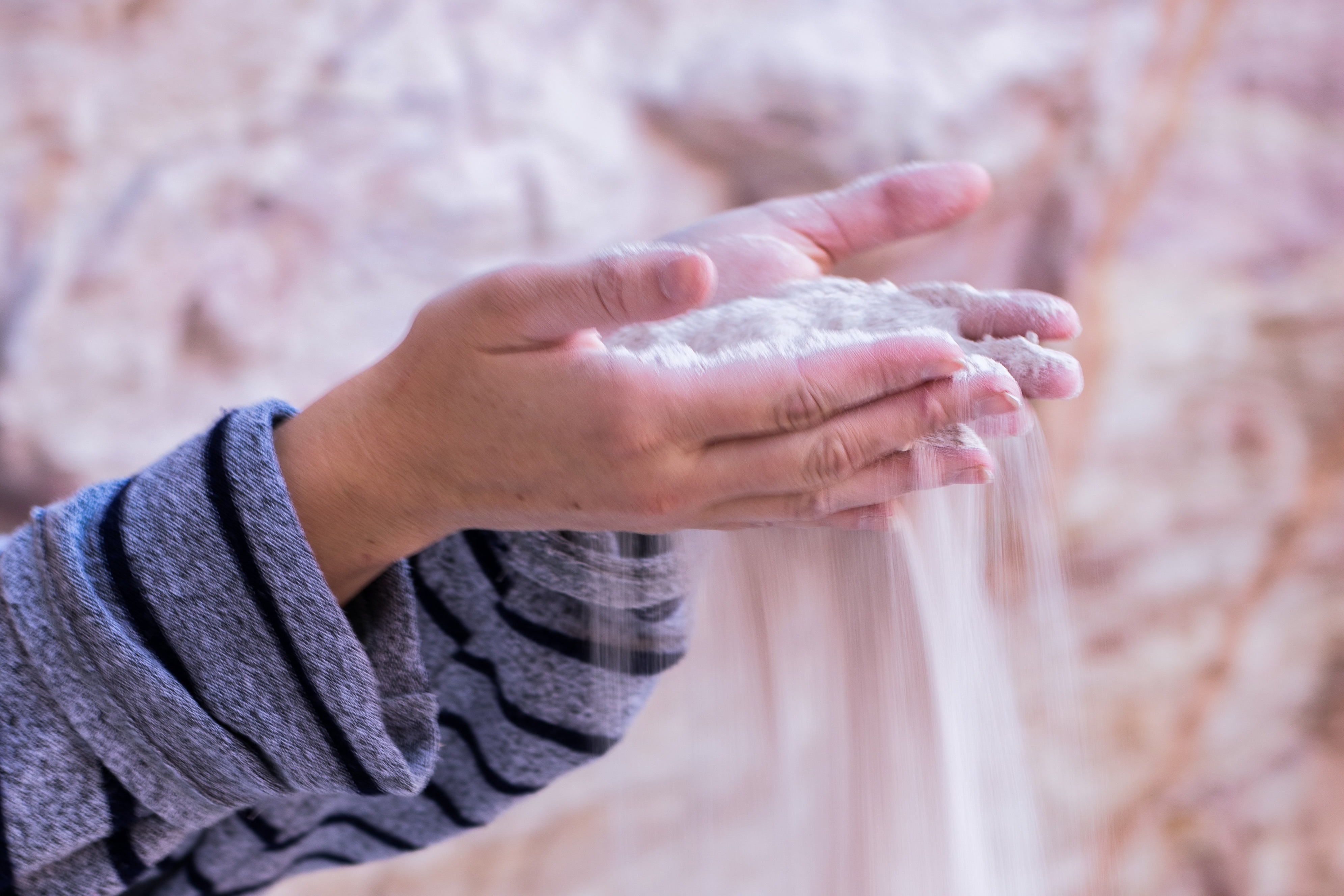 El tiempo que dedican las mujeres al cuidado familiar y su impacto en la pobreza de los hogares